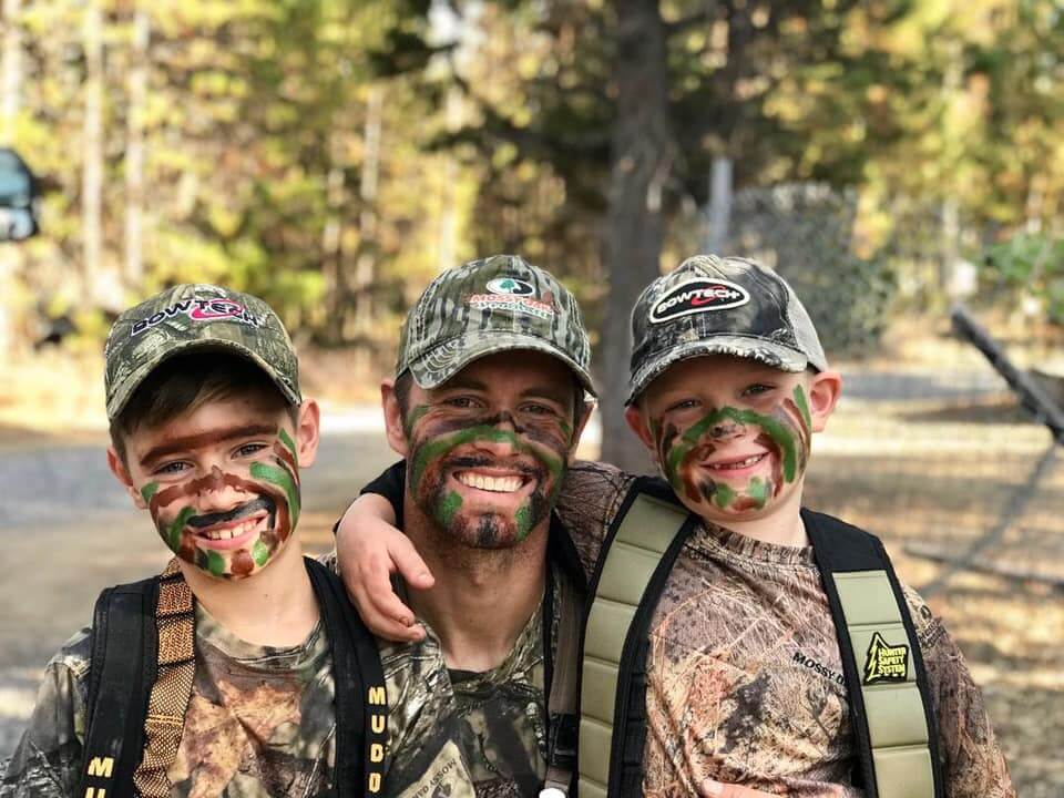Camo Face Paint  Best Camouflage Techniques to Disappear in the Woods -  Carbomask Hunting Products.